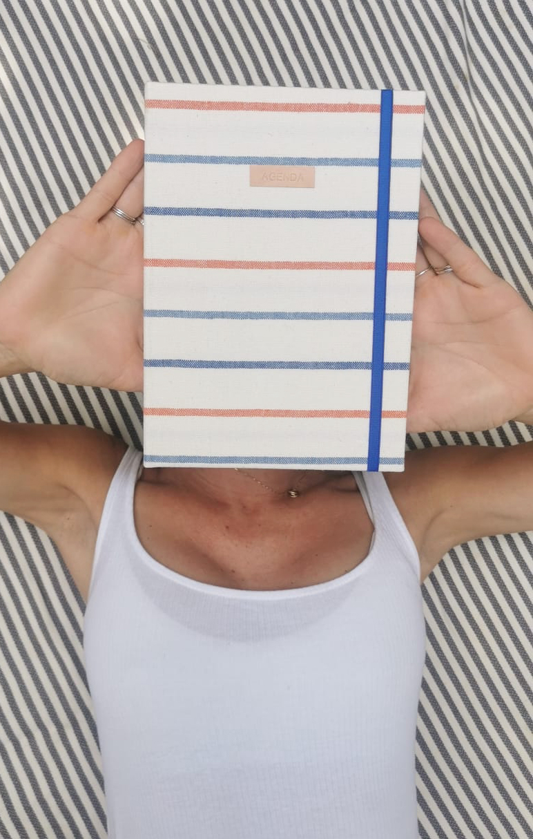 8f41ce_83558435b9c54eff9a5272ec9adc46fbmv2